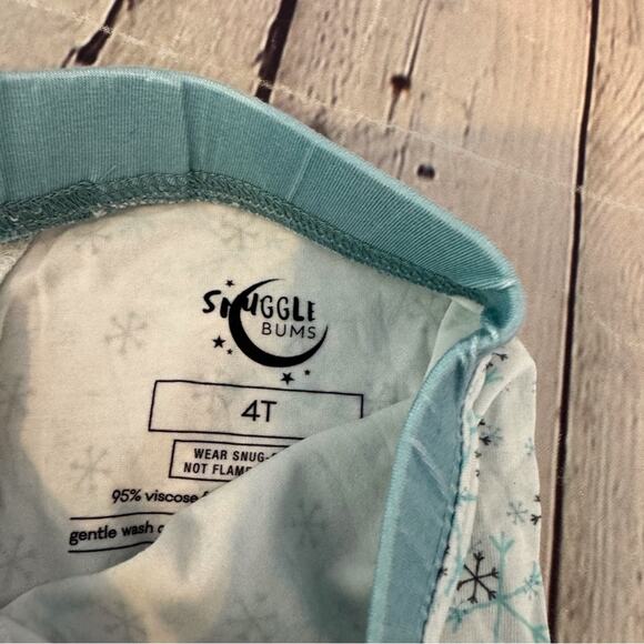 Snuggle Bums Snowflake Pattern Holiday Bamboo Pajama Set - Picture 2 of 3